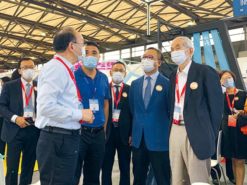 中國紡織工業(yè)聯(lián)合會黨委書記高勇，會長孫瑞哲，原副會長許坤元，副會長兼中國國際貿(mào)促會紡織行業(yè)分會會長徐迎新，副會長兼中國產(chǎn)業(yè)用紡織品行業(yè)協(xié)會會長李陵申，青島大學校長夏東偉等領導蒞臨晶創(chuàng)展位指導